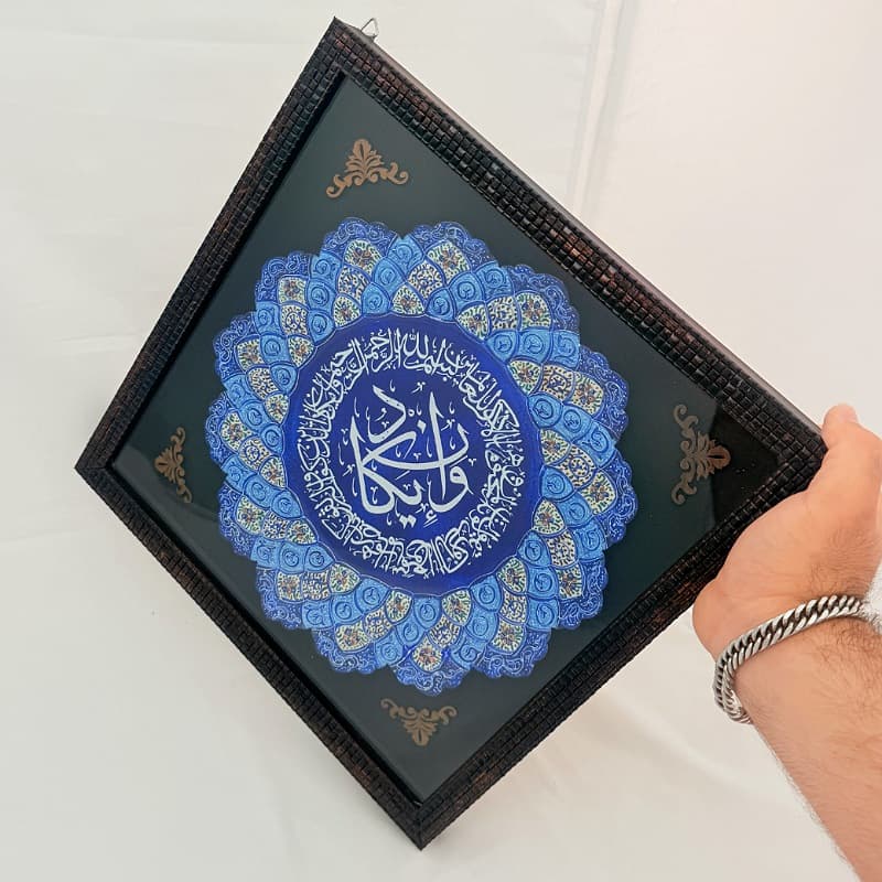 تابلو بشقاب میناکاری طرح وان یکاد 35×35 — تصویر ۶