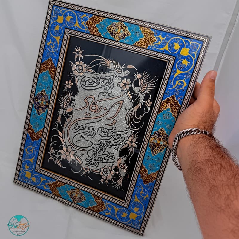 تابلو قلم زنی با قاب تذهیب طرح ونی کاد 30×40 — تصویر ۵