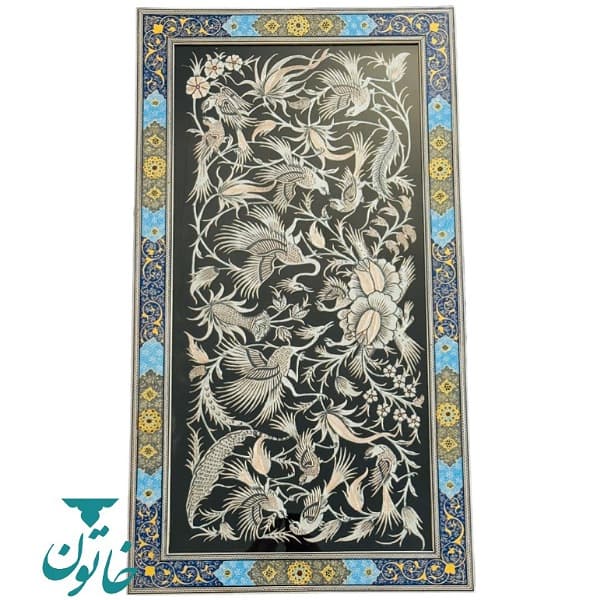 “تابلوی قلمزنی با قاب خاتم‌کاری و تذهیب، ابعاد 50×90”