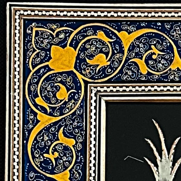“تابلوی قلمزنی با قاب خاتم‌کاری و تذهیب، ابعاد 50×90” — تصویر ۴