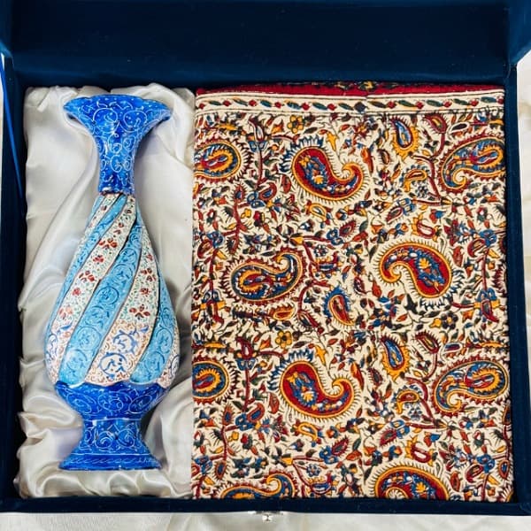 ست مدیریتی گلدان مسی میناکاری شده همراه رومیزی قلمکاری — تصویر ۳