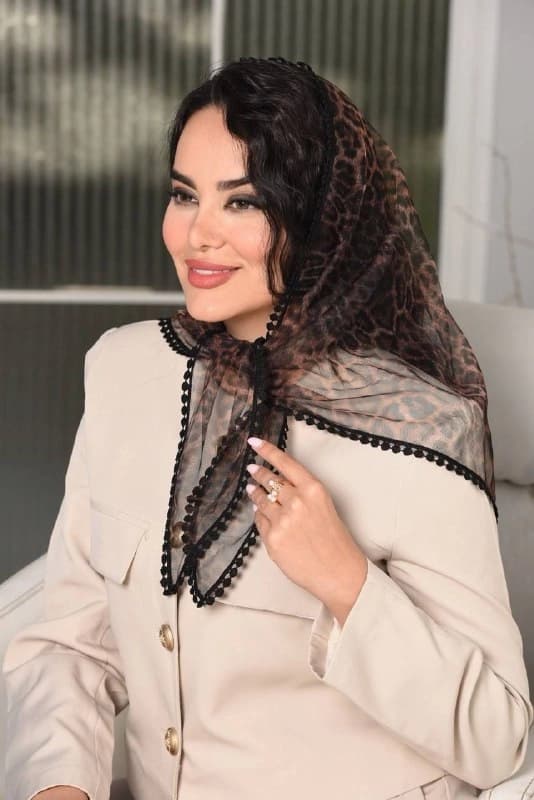 روسری سه گوش طورى دور عدسى