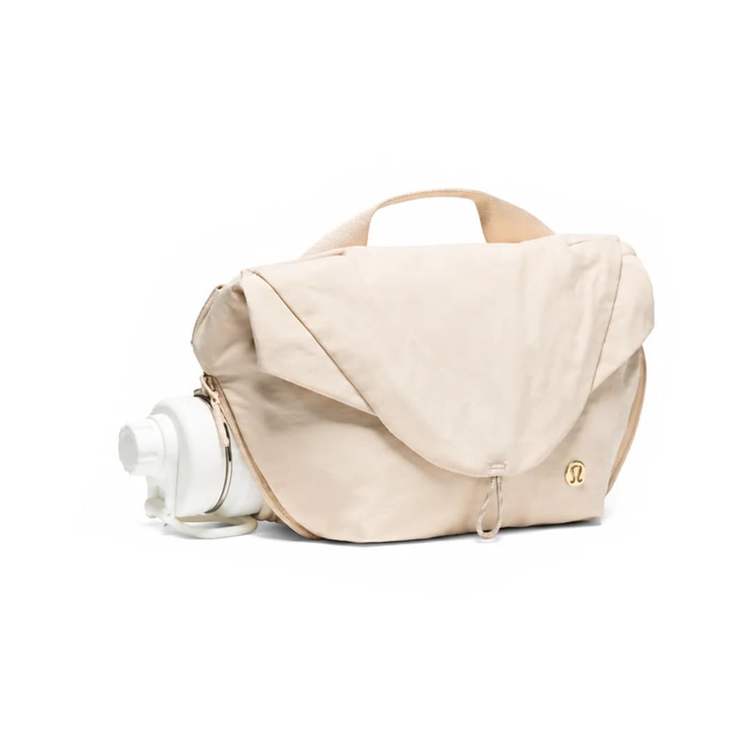 کراس بادی زنانه لولولمون Lunar New Year Curved Crossbody Bag 3L — تصویر ۳