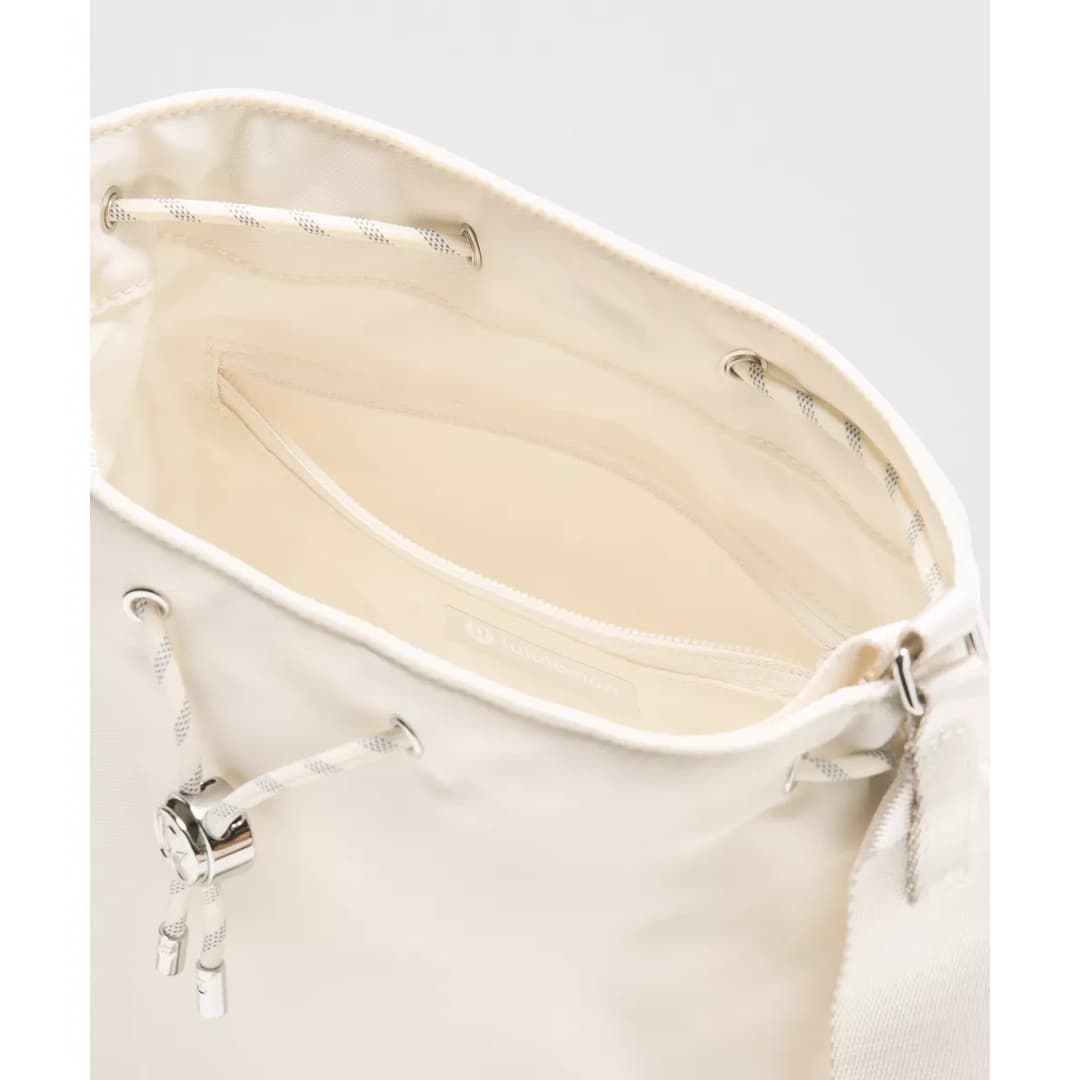 کیف کراس بادی لولولمون Drawstring Bucket Crossbody Bag 5L — تصویر ۴