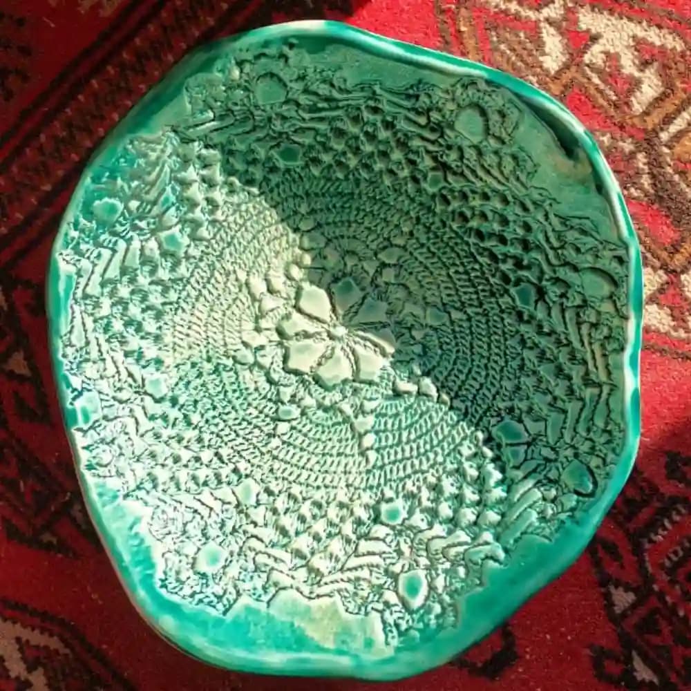 کاسه میوه خوری سرامیکی دست ساز – طرح قلاب بافی – تک نسخه – کد۴ — تصویر ۴