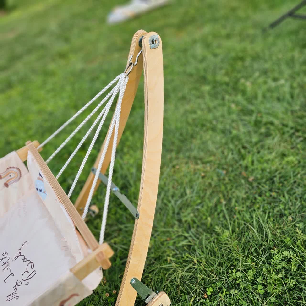 بانوج (گهواره سنتی،ننو) چوبی 12 طنابه مخمل رنگین کمان کرم (با پشه بند) — تصویر ۴