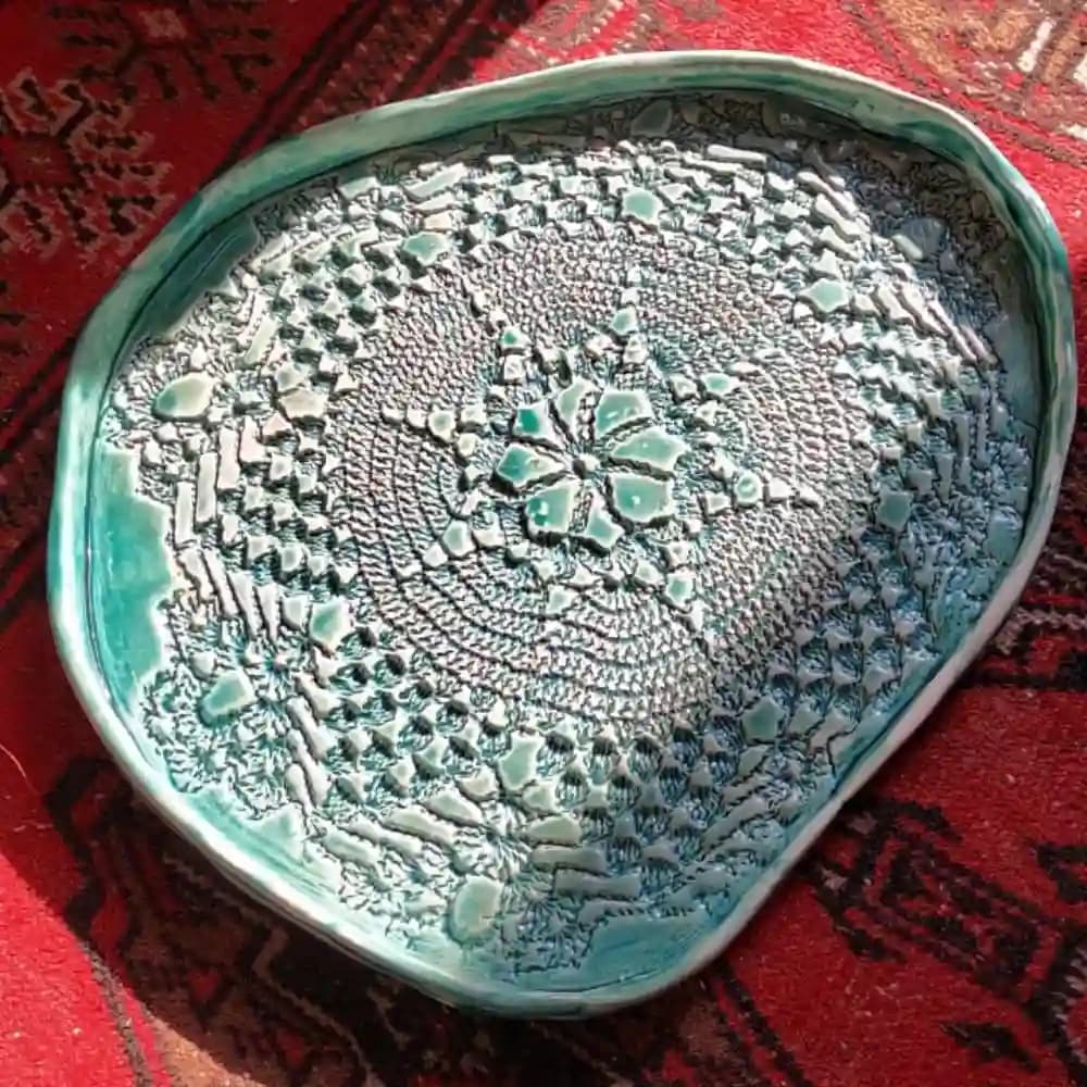 سینی سرامیکی دست ساز – طرح قلاب بافی – تک نسخه-کد۲