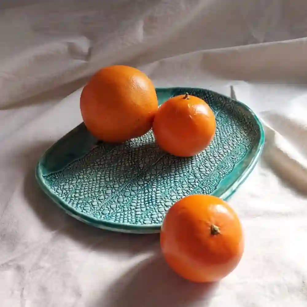 سینی سرامیکی دست ساز – طرح قلاب بافی – تک نسخه – کد۱ — تصویر ۲