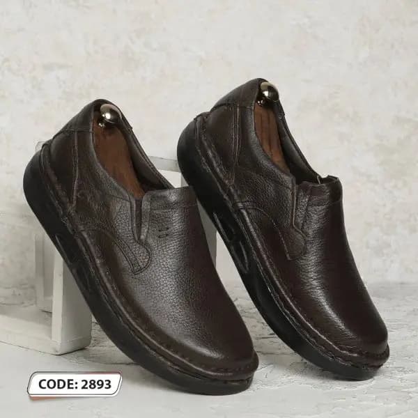 کفش طبی قهوه ای تیره بغل طرح دار زیره آرم دار مشکی (کد2893) — تصویر ۲