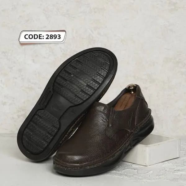 کفش طبی قهوه ای تیره بغل طرح دار زیره آرم دار مشکی (کد2893) — تصویر ۳