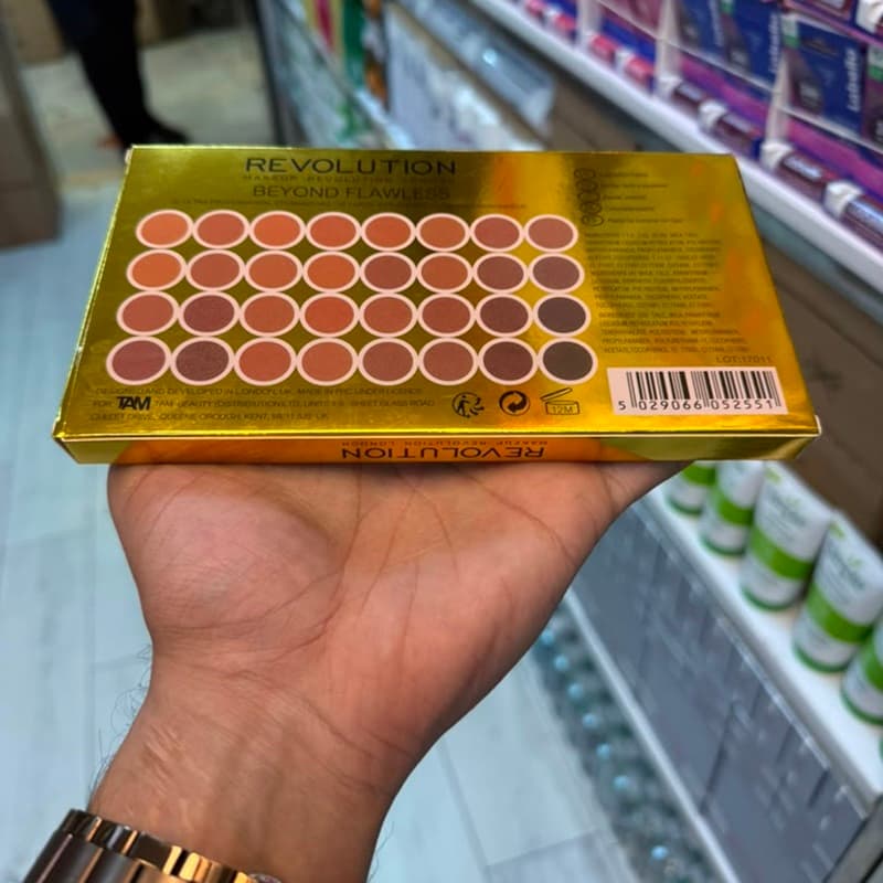 پالت سایه چشم 32 رنگ اولترا رولوشن Revolution مدل Beyond Flawless — تصویر ۴