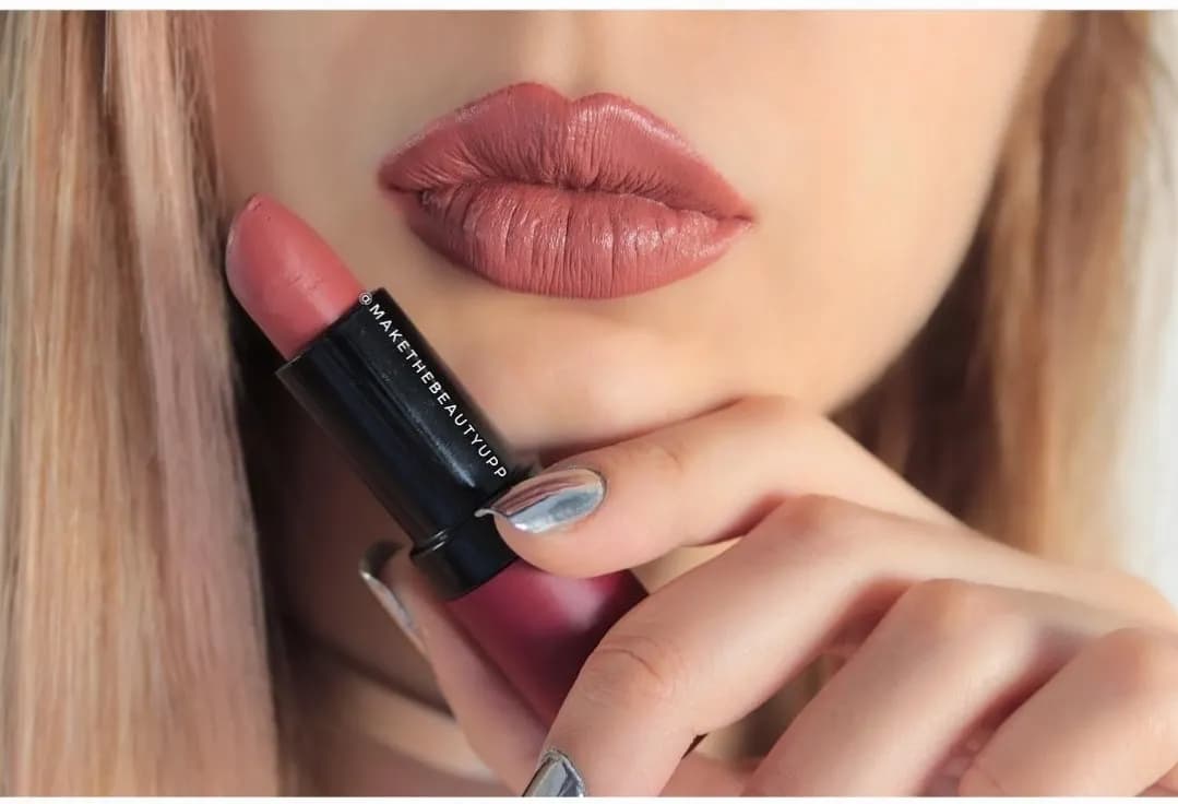 رژ لب جامد گلدن رز مدل Velvet Matte کد ۳۸ — تصویر ۴