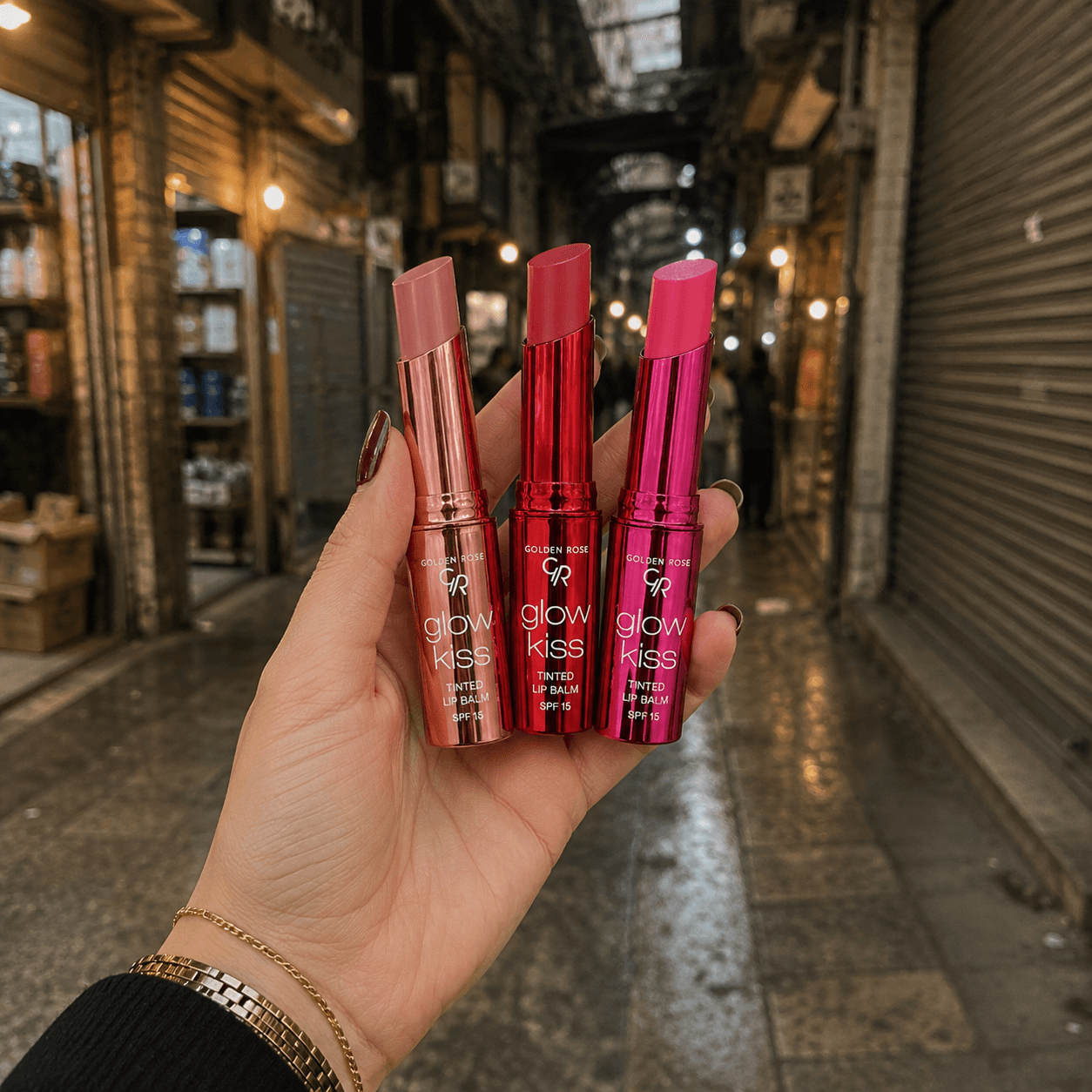 بالم لب رنگی گلدن رز مدلGLOW KISS شماره 02 رنگ STRAWBERRY — تصویر ۲
