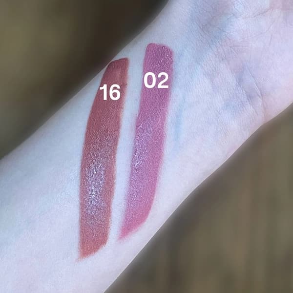 رژ لب جامد گلدن رز مدل Velvet Matte کد ۱۶ — تصویر ۷