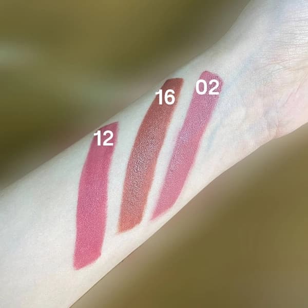 رژ لب جامد گلدن رز مدل Velvet Matte کد 12 — تصویر ۳