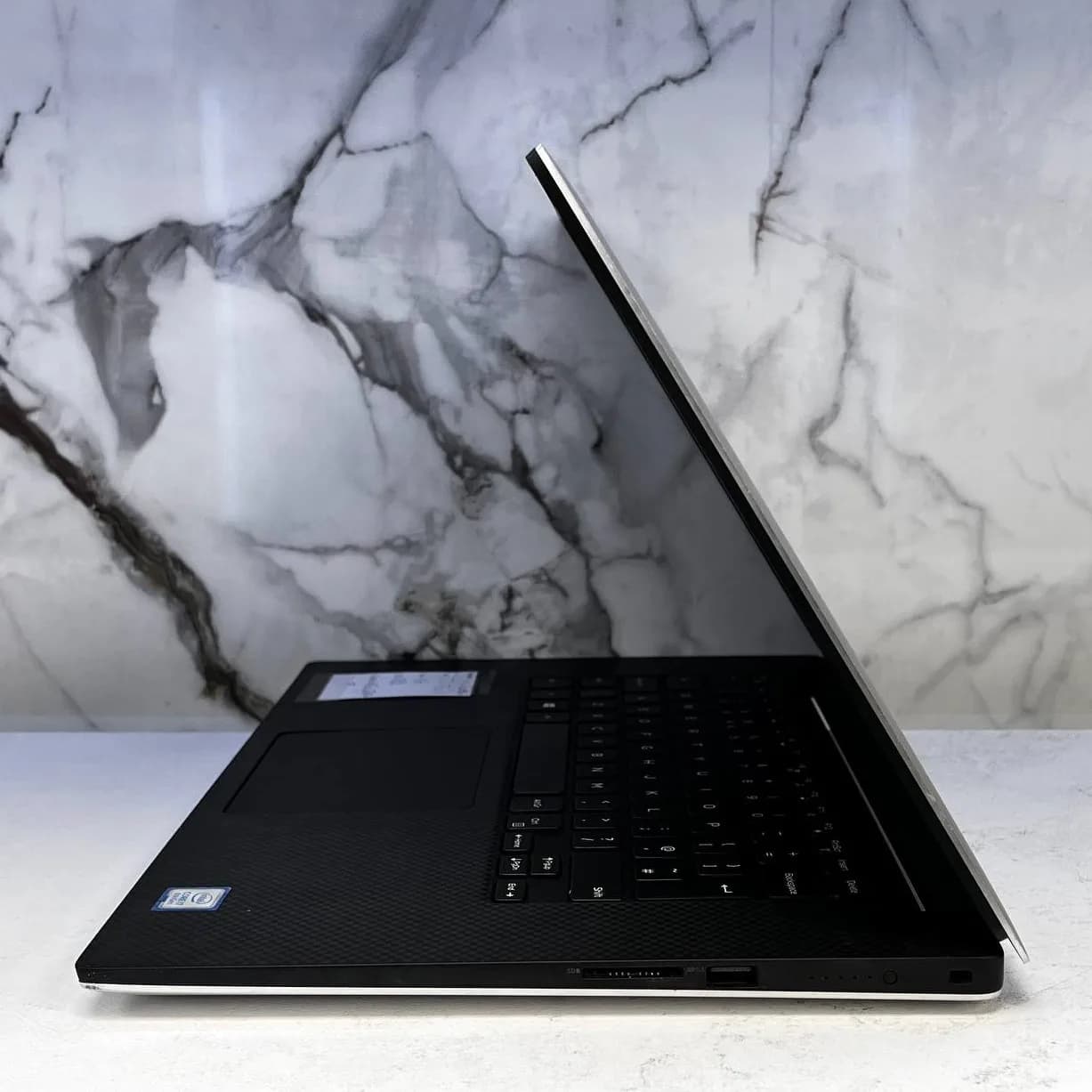 لپ تاپ استوک DELL XPS 9570 | 15.6″ FHD | CORE I9-8950HQ | 16GB RAM | 512GB SSD | 4GB GTX 1050TI — تصویر ۳