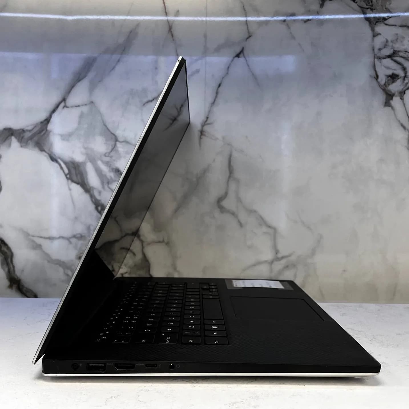 لپ تاپ استوک DELL XPS 15 9570 | 15.6″ FHD | Core I7-8750H | 16GB RAM | 512GB SSD | 4GB GTX 1050TI — تصویر ۵