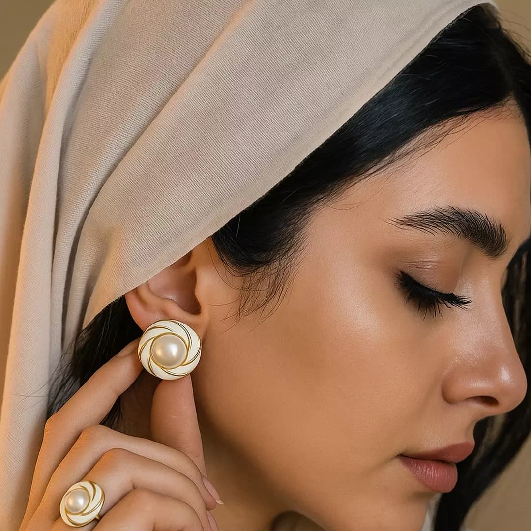 گوشواره میناکاری مرواریدی طرح پیچ — تصویر ۲