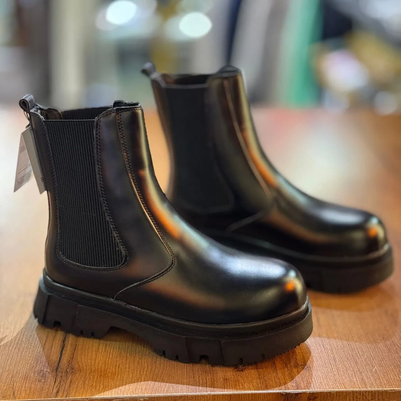 بوت مردانه مشکی بغل کش ZARA — تصویر ۲