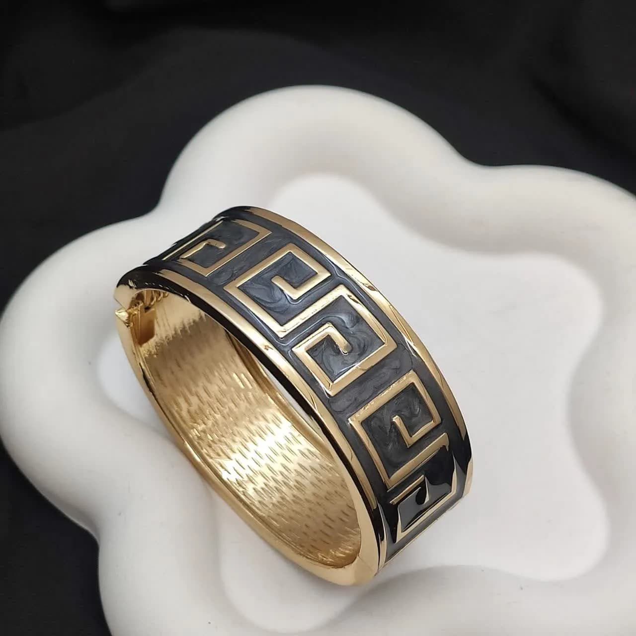 بنگل میناکاری زنانه مدل ورساچه مشکی کد 10461 — تصویر ۲