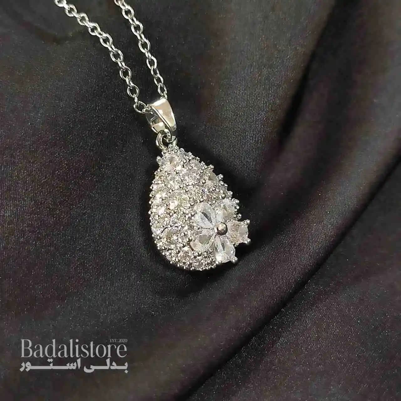 گردنبند دخترانه شیک نقره ای طرح گلبرگ نگین دار کد 10196
