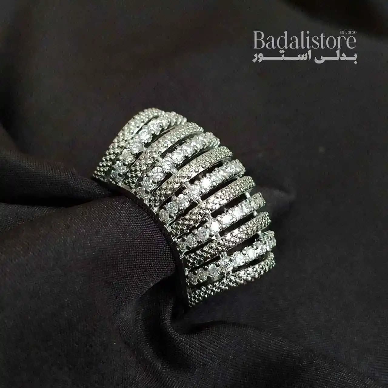 انگشتر بدل رنگ ثابت نقره ای مدل جواهری طرح پرند کد 10150