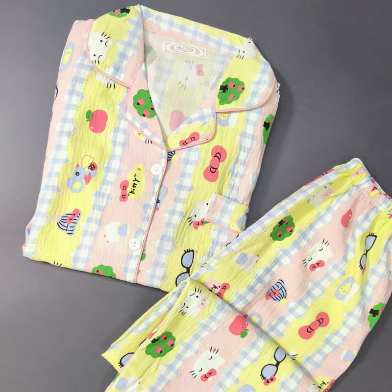 ست بلوز آستین بلند جلو دکمه و شلوار خانگی دخترانه و زنانه راحتی موسلین طرح هلو کیتی Hello Kitty کد 72 — تصویر ۸