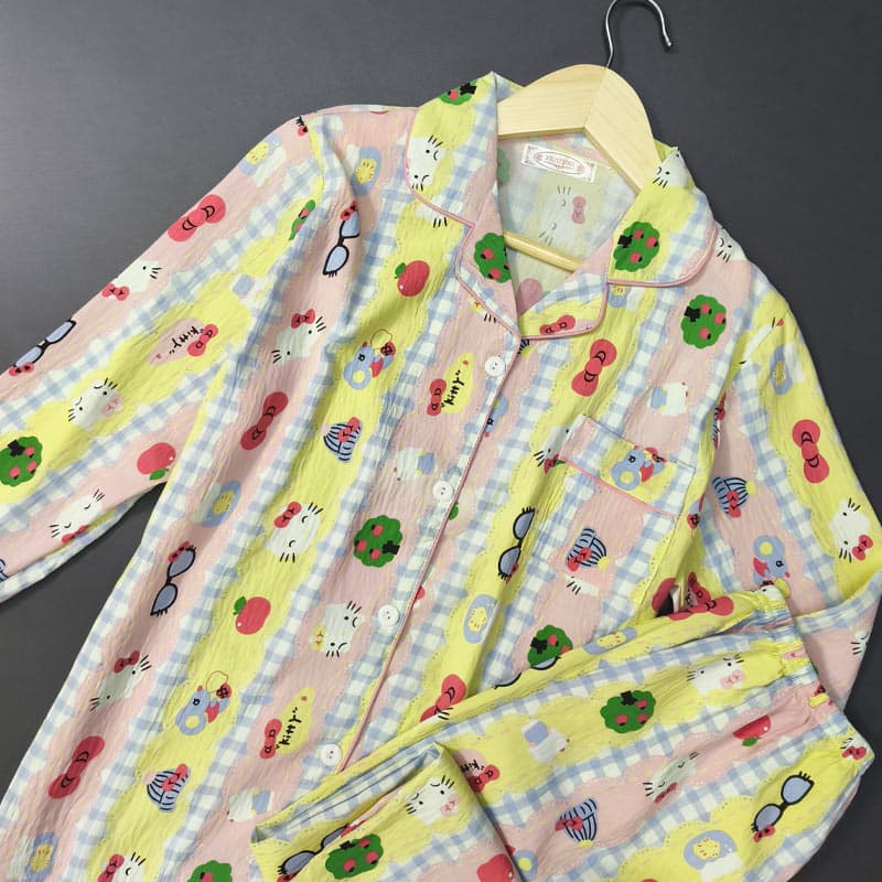 ست بلوز آستین بلند جلو دکمه و شلوار خانگی دخترانه و زنانه راحتی موسلین طرح هلو کیتی Hello Kitty کد 72 — تصویر ۳
