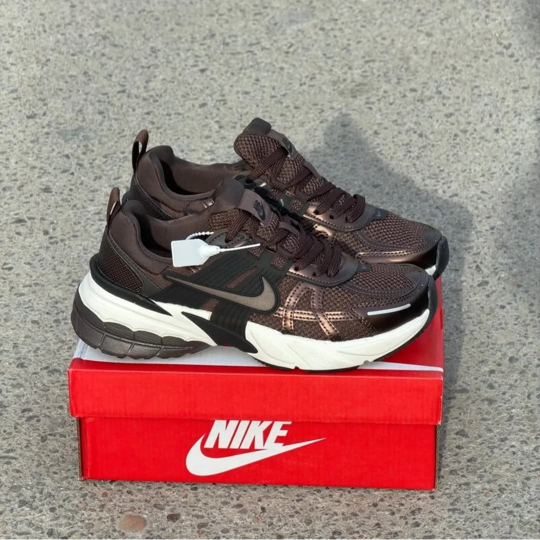 Nike V2K Run زنانه رنگ شکلاتی (Chocolate Brown) — تصویر ۲
