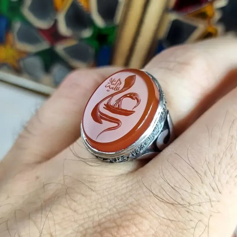 انگشتر مردانه نقره روس با نگین عقیق سرخ و حکاکی نام علی (ع) — تصویر ۳