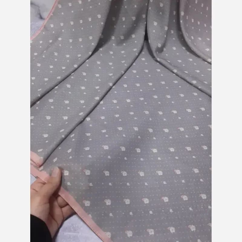 روسری نخ کاستوم طرح شکوفه بهاری خال خالی ریز قواره بزرگ 140×140 — تصویر ۸