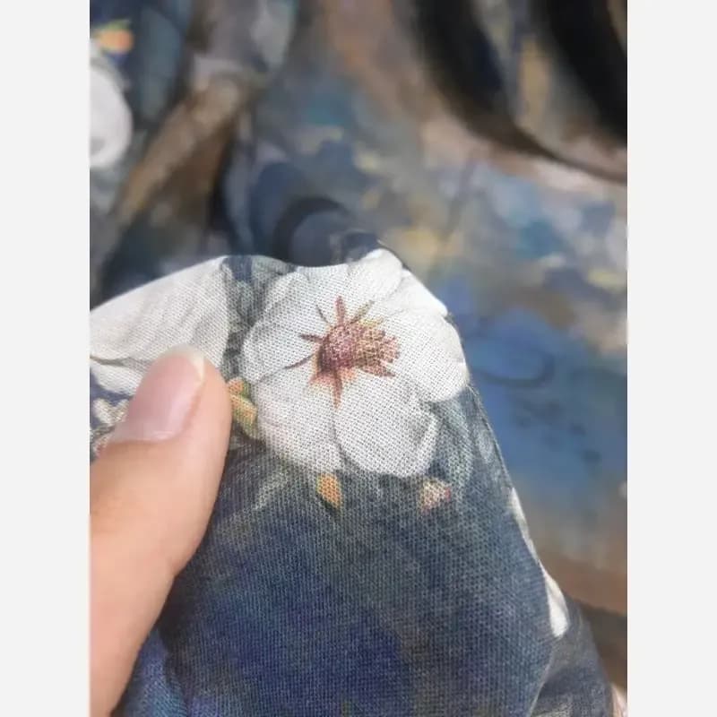 روسری نخ کاستوم قواره 140 طرح پتینه دور گل — تصویر ۲
