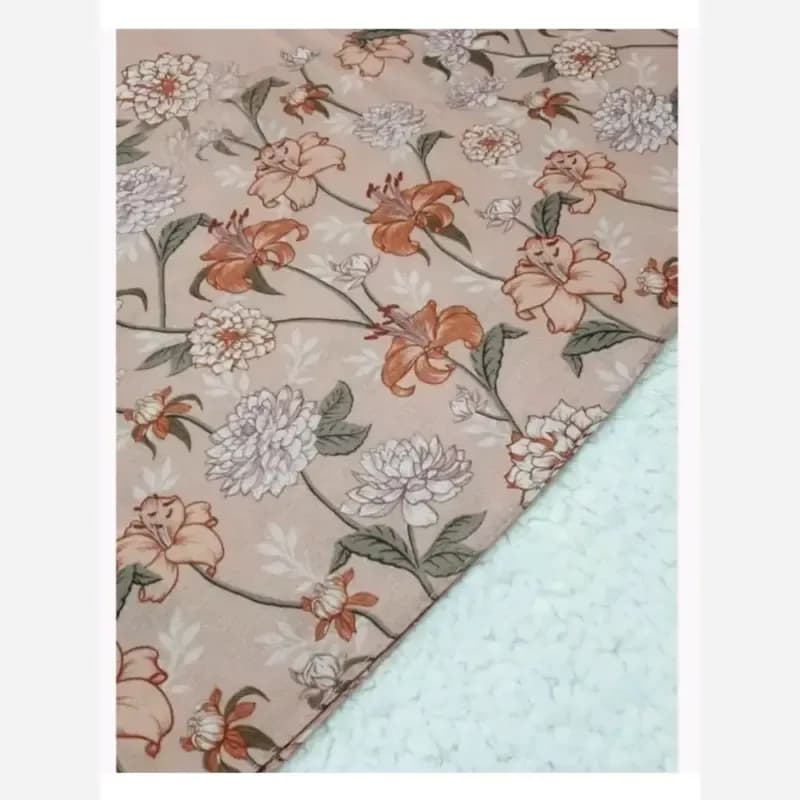 روسری نخ کاستوم طرح شیدا ابعاد 140 در 140 زمینه آجری روشن با حاشیه گل آجری تیره — تصویر ۳