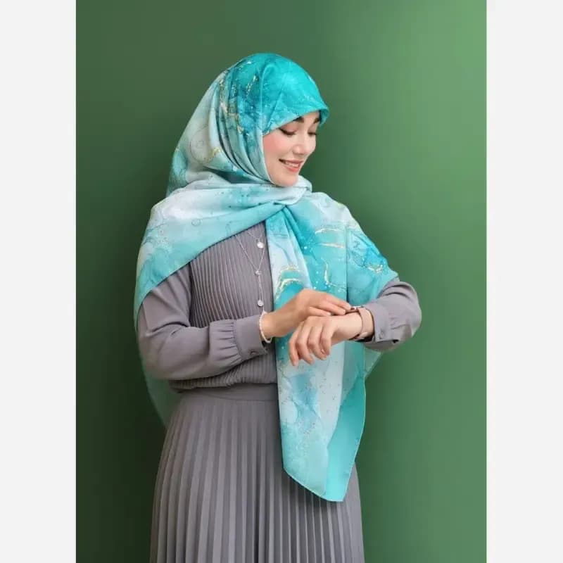 روسری نخی کاستوم طرح رزیتا قواره بزرگ سایز 140 فیروزه ای لیز نیست