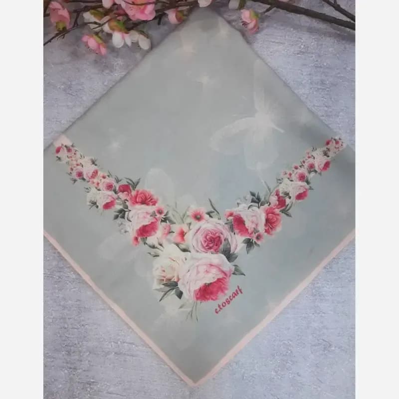 روسری نخ کاستوم مجلسی طرح مشکات پروانه گل رز قواره بزرگ 140 سانتیمتر — تصویر ۵