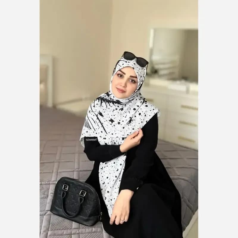 روسری نخی طرح ماهلین ابعاد 140 در 140 زمینه مشکی با ماه و ستاره سفید — تصویر ۸