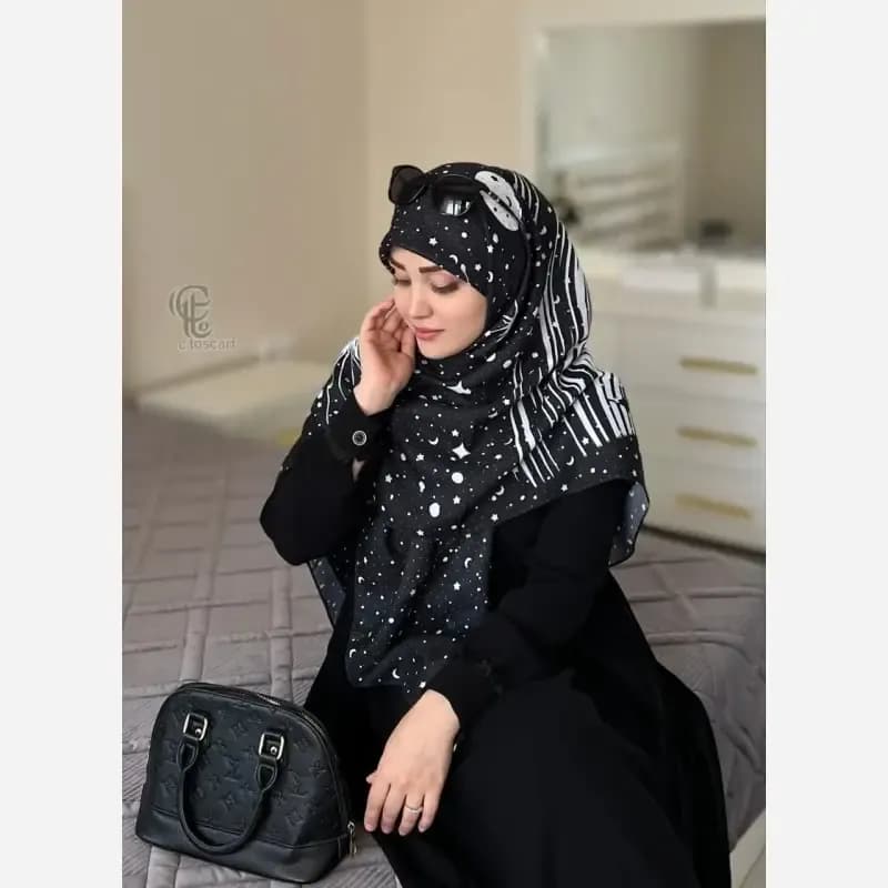 روسری نخی طرح ماهلین ابعاد 140 در 140 زمینه مشکی با ماه و ستاره سفید — تصویر ۳