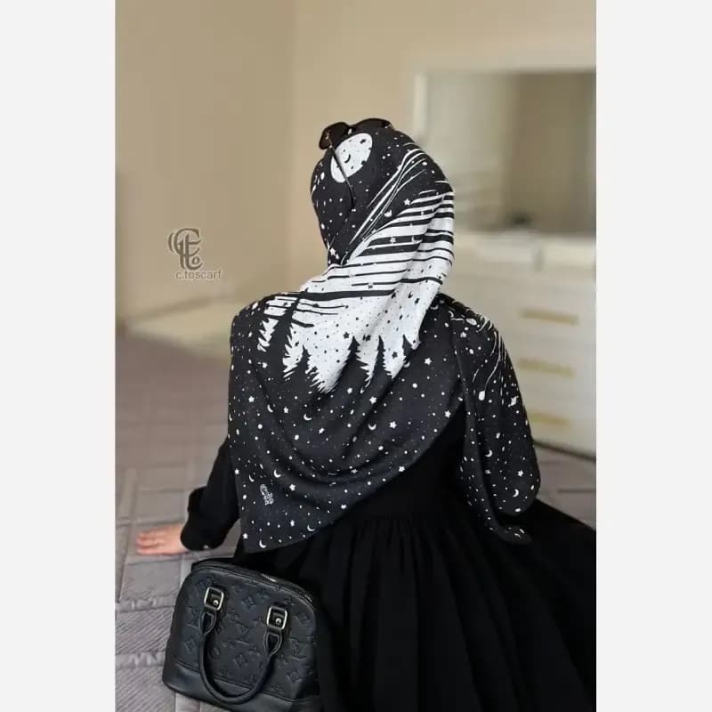روسری نخی طرح ماهلین ابعاد 140 در 140 زمینه مشکی با ماه و ستاره سفید — تصویر ۴