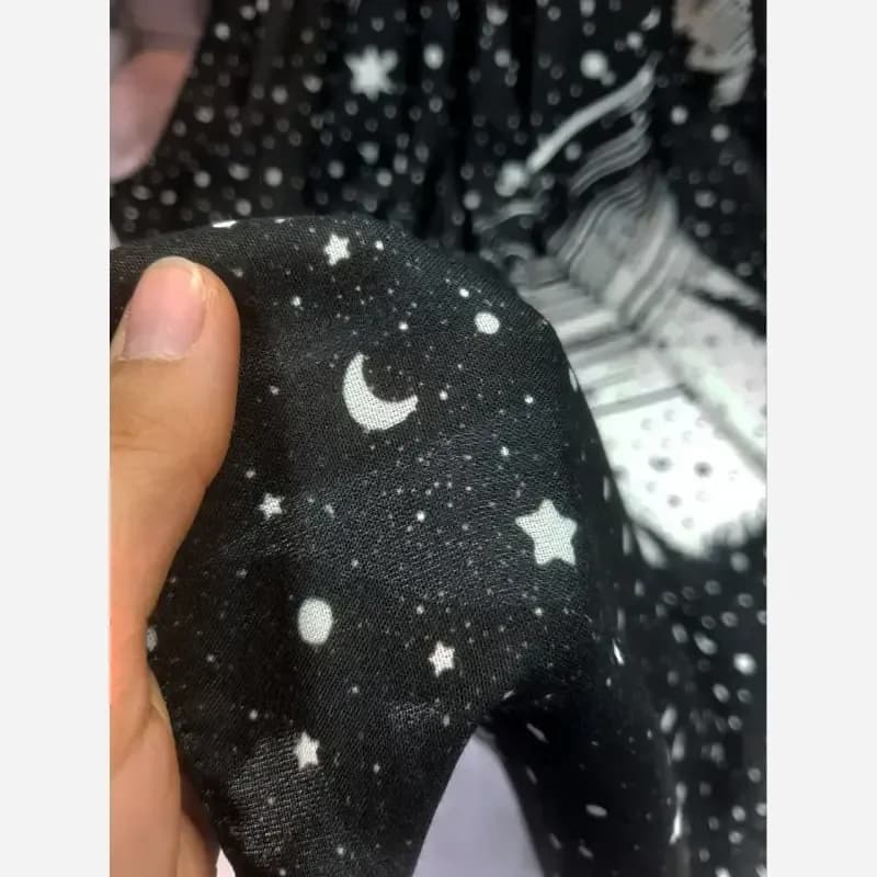 روسری نخی طرح ماهلین ابعاد 140 در 140 زمینه مشکی با ماه و ستاره سفید — تصویر ۶