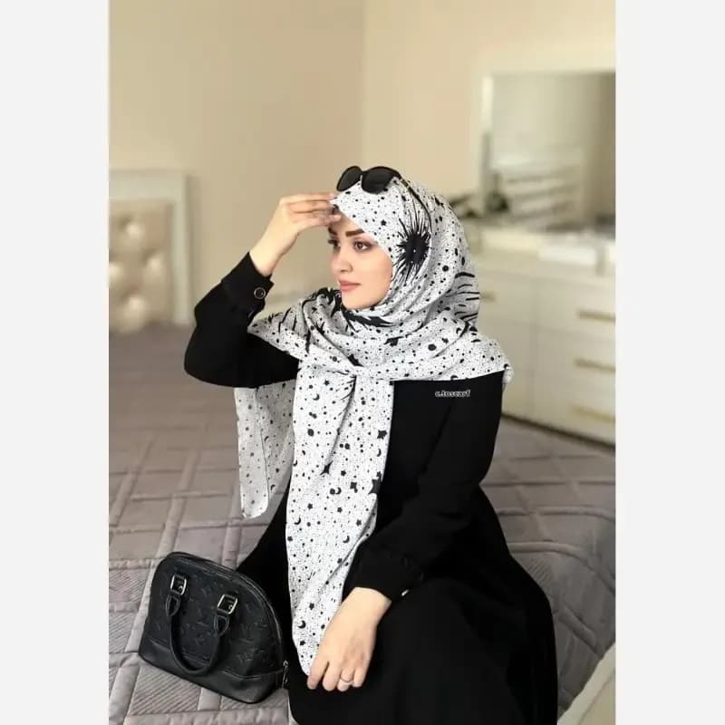 روسری نخی طرح ماهلین ابعاد 140 در 140 زمینه مشکی با ماه و ستاره سفید — تصویر ۷