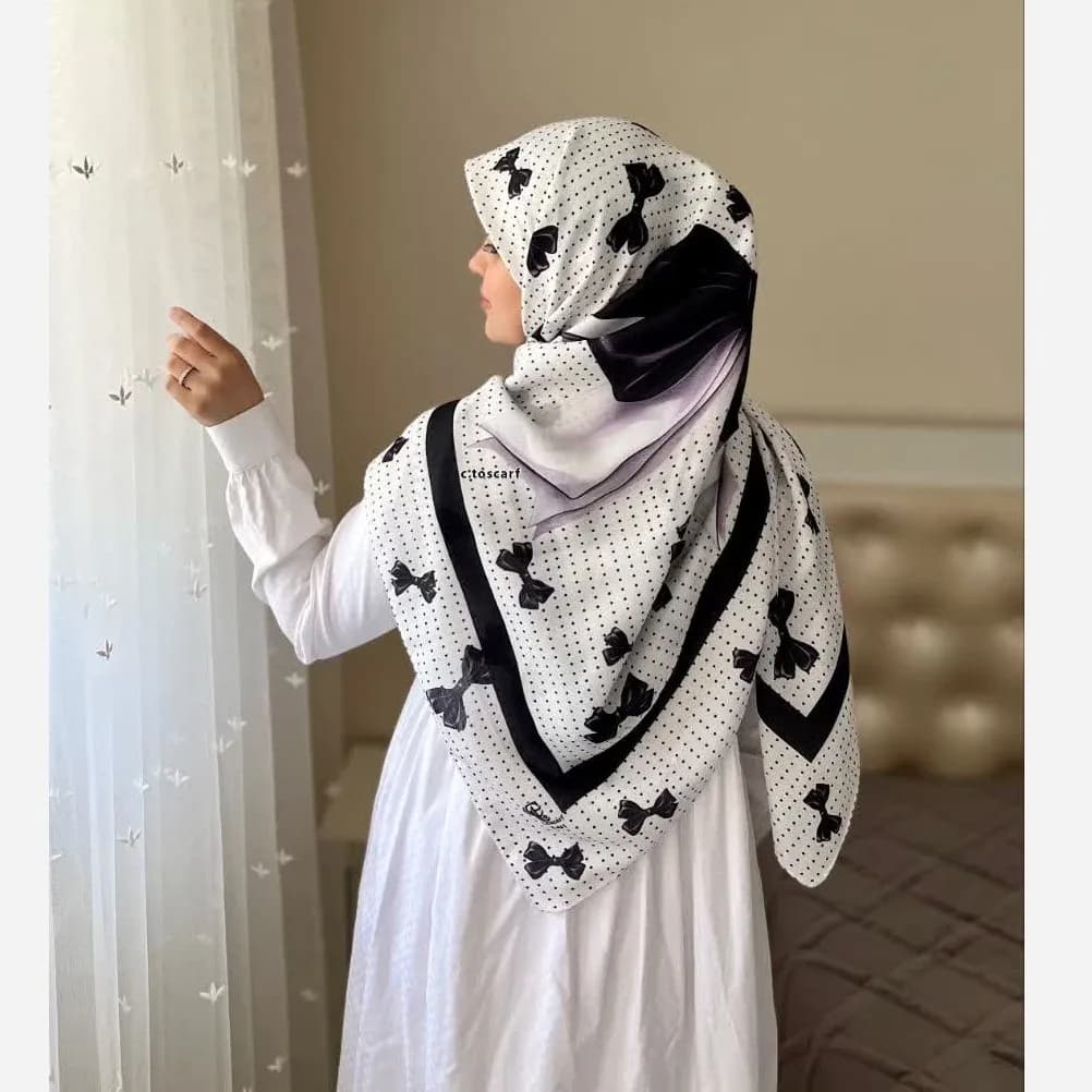 روسری نخی طرح پاپیون خالخالی ابعاد 140 در 140 — تصویر ۹