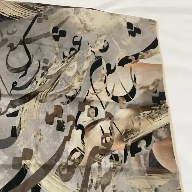 روسری مجلسی نخ کاستوم طرح ترنم مهر مولانا قواره بزرگ 140 سانتیمتر — تصویر ۸