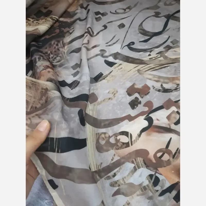 روسری مجلسی نخ کاستوم طرح ترنم مهر مولانا قواره بزرگ 140 سانتیمتر — تصویر ۴