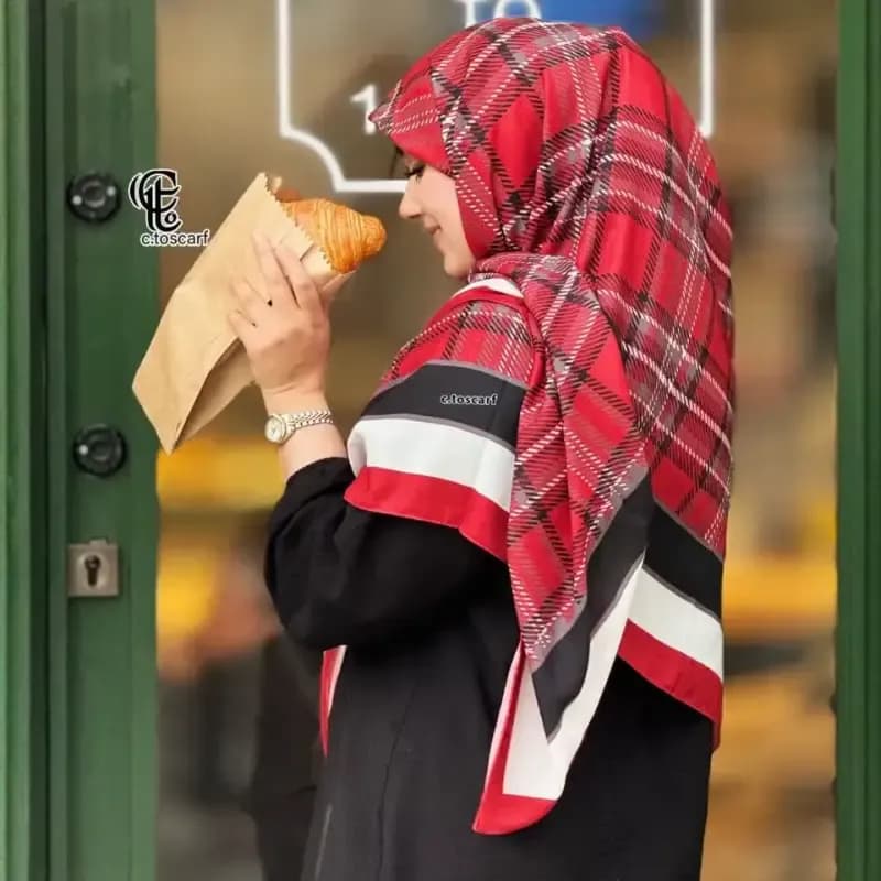 روسری نخ کاستوم طرح دنیز سایز 140 مناسب بانوان قرمز — تصویر ۳
