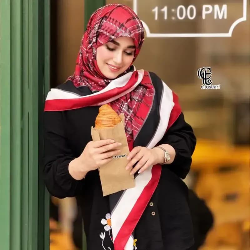 روسری نخ کاستوم طرح دنیز سایز 140 مناسب بانوان قرمز — تصویر ۲