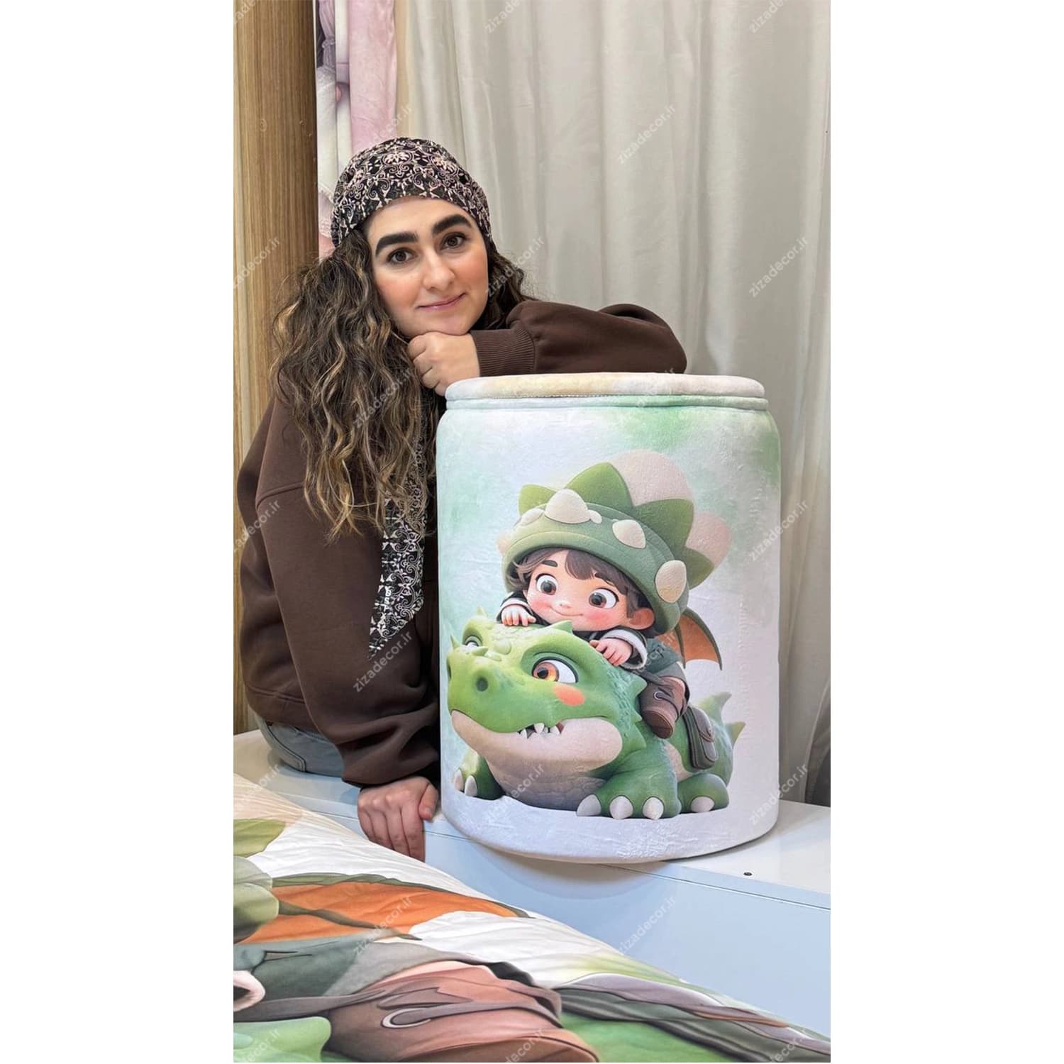 سبد نظم دهنده اتاق کودک پسرانه طرح پسر و دایناسور — تصویر ۳