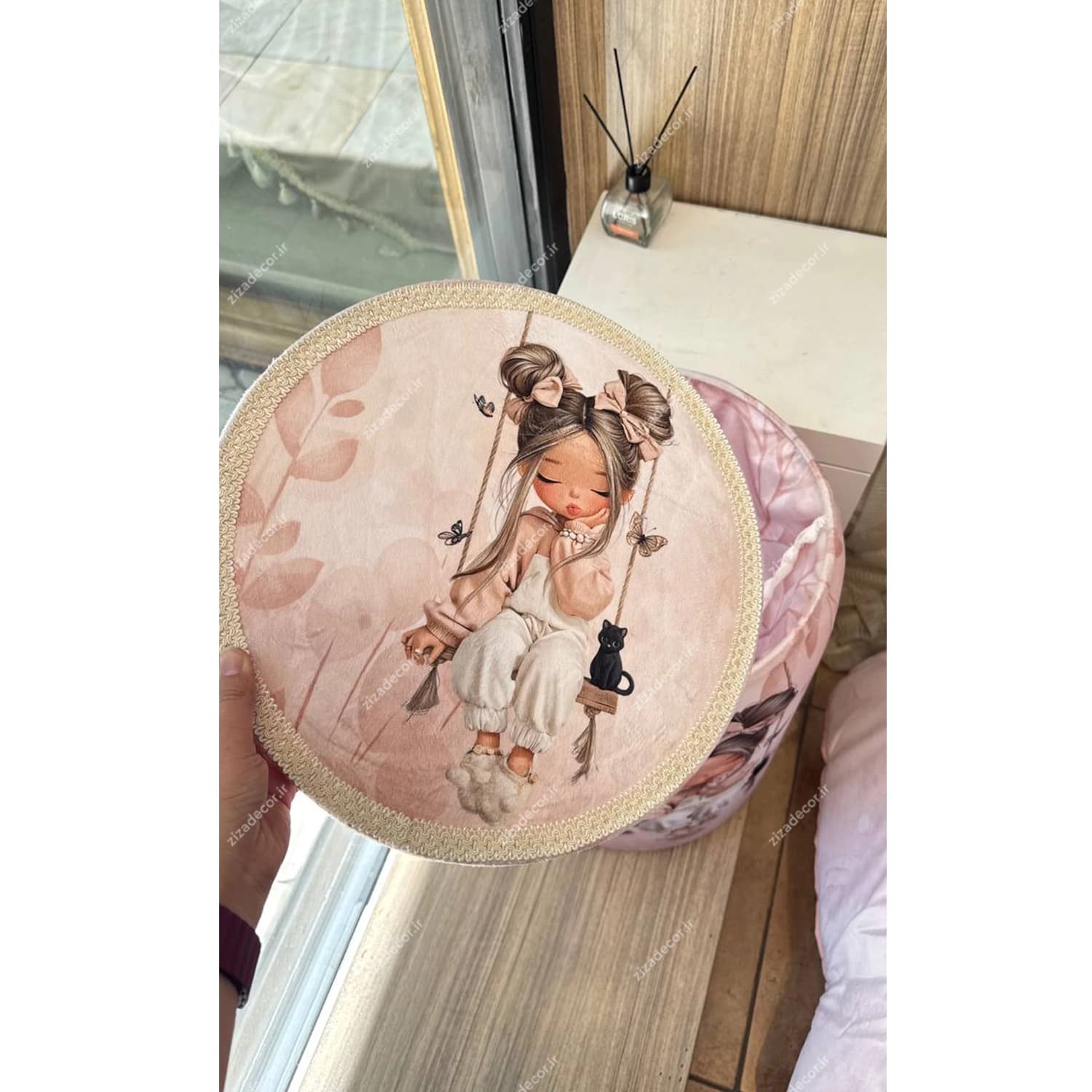 سبد نظم دهنده اتاق کودک دخترانه طرح دختر روی تاب — تصویر ۴