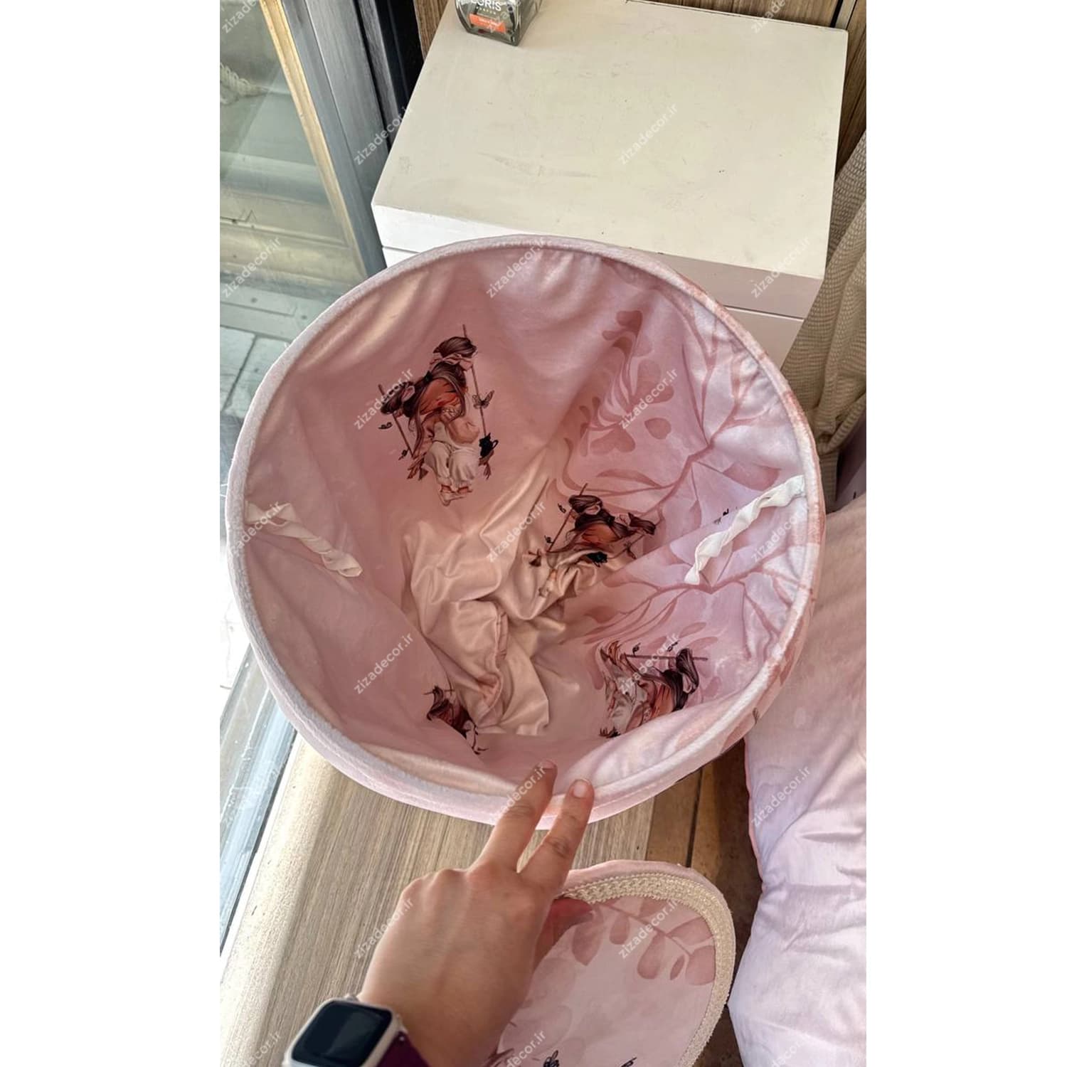 سبد نظم دهنده اتاق کودک دخترانه طرح دختر روی تاب — تصویر ۳