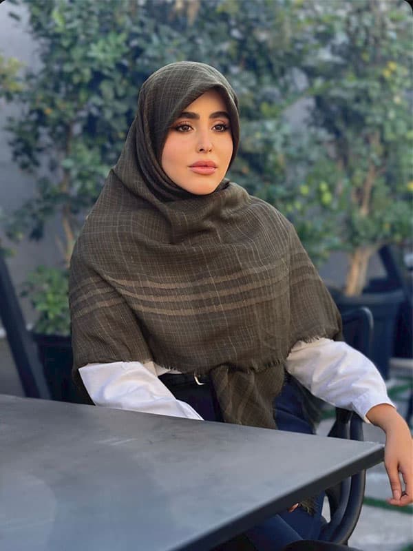 روسری نخی تکرنگ لمه دار کد ۷۸۵ — تصویر ۴