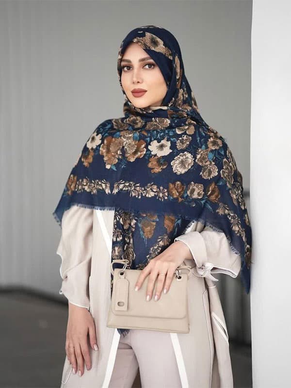 روسری نخی سیااسکارف گلدار کد ۵۴۷ — تصویر ۴